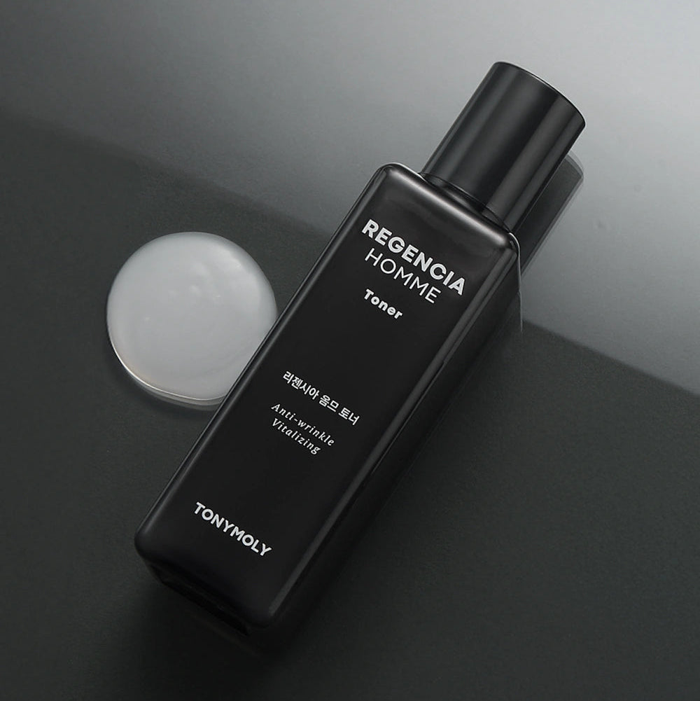 TONYMOLY Regencia Homme Toner 150ml sur fond minimal, flacon noir avec pompe et lotion blanche à côté