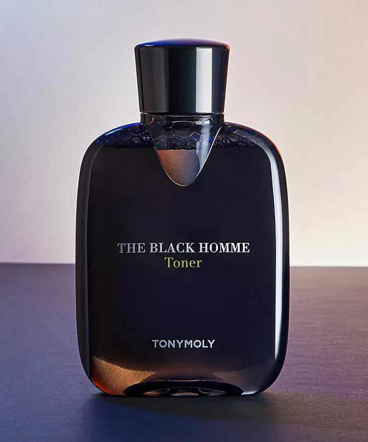 TONYMOLY The Black Homme Toner 160ml, flacon noir sur table, contexte beauté masculine, marque TONYMOLY visible.