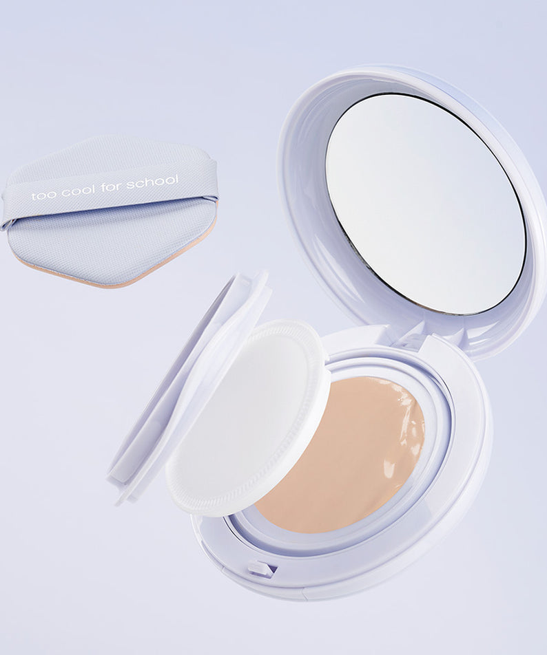 TOO COOL FOR SCHOOL Air Fit Cushion [Main Product + Refill], coussin de maquillage, boîtier ouvert sur fond bleu clair.