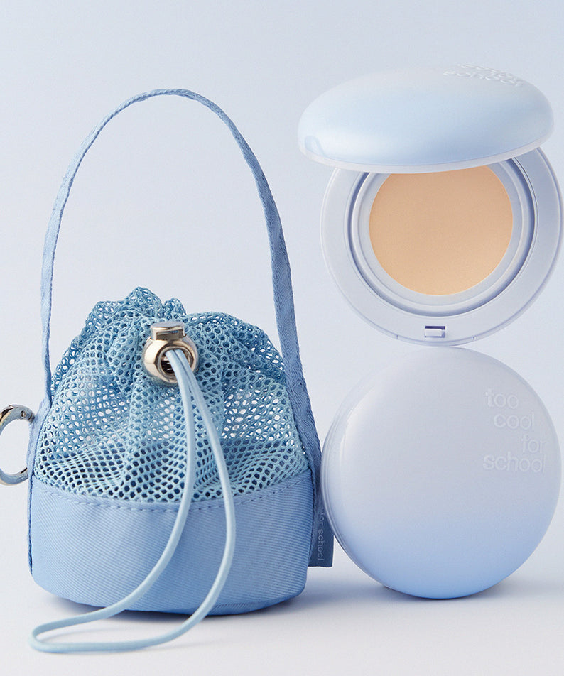 TOO COOL FOR SCHOOL Air Fit Cushion [Main Product + Refill] : coussin bleu et recharge, maquillage sur fond clair, reflet produit.