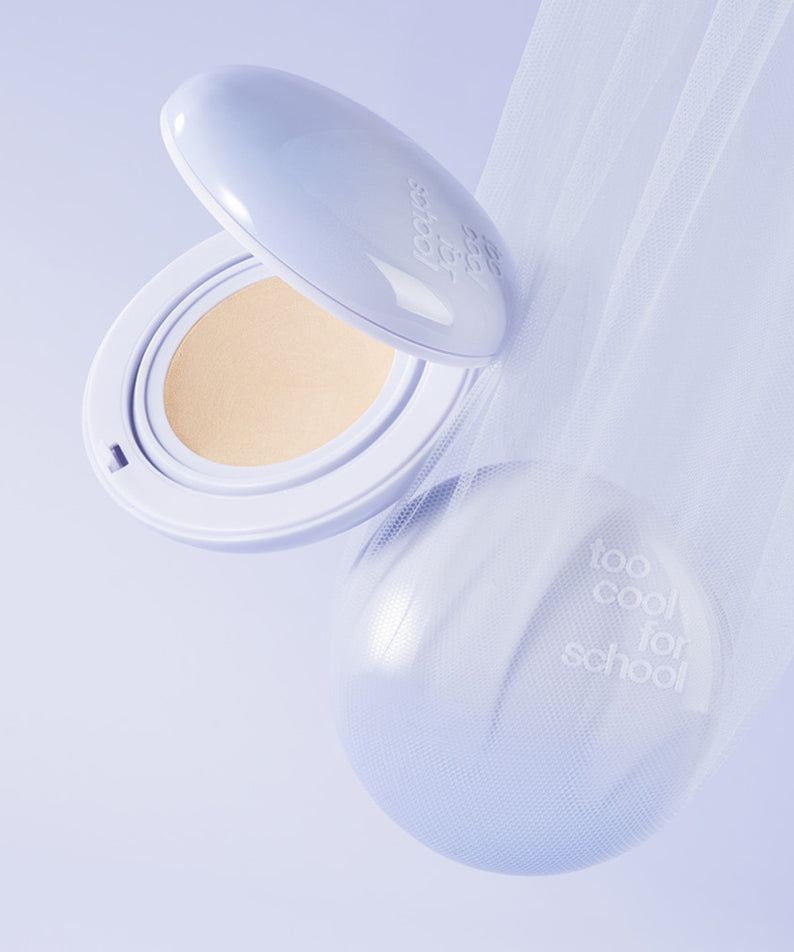 TOO COOL FOR SCHOOL Air Fit Cushion [Main Product + Refill] : coussin en poudre ouvert, boîte et recharge, fond bleu doux.