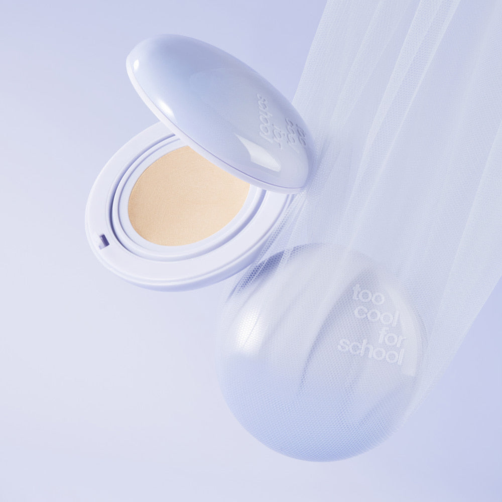 TOO COOL FOR SCHOOL Air Fit Cushion [Main Product + Refill] : coussin en poudre ouvert, boîte et recharge, fond bleu doux.