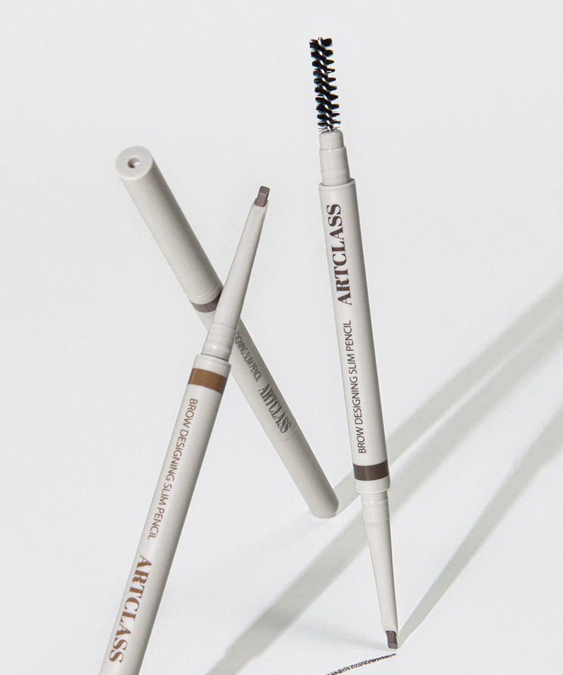 TOO COOL FOR SCHOOL Art Class Brow Designing Slim Pencil, crayons sourcils sur fond blanc en contexte cours d’art