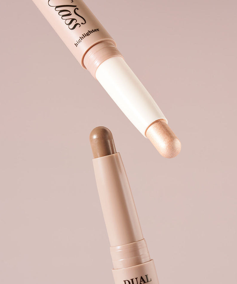 TOO COOL FOR SCHOOL Art Class By Rodin Dual Contour Stick 1.1g, tube et stick de contour, finition dorée sur fond beige.