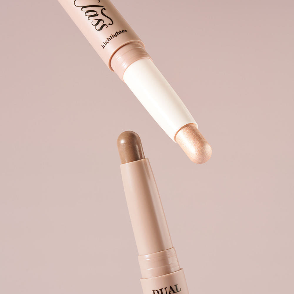 TOO COOL FOR SCHOOL Art Class By Rodin Dual Contour Stick 1.1g, tube et stick de contour, finition dorée sur fond beige.