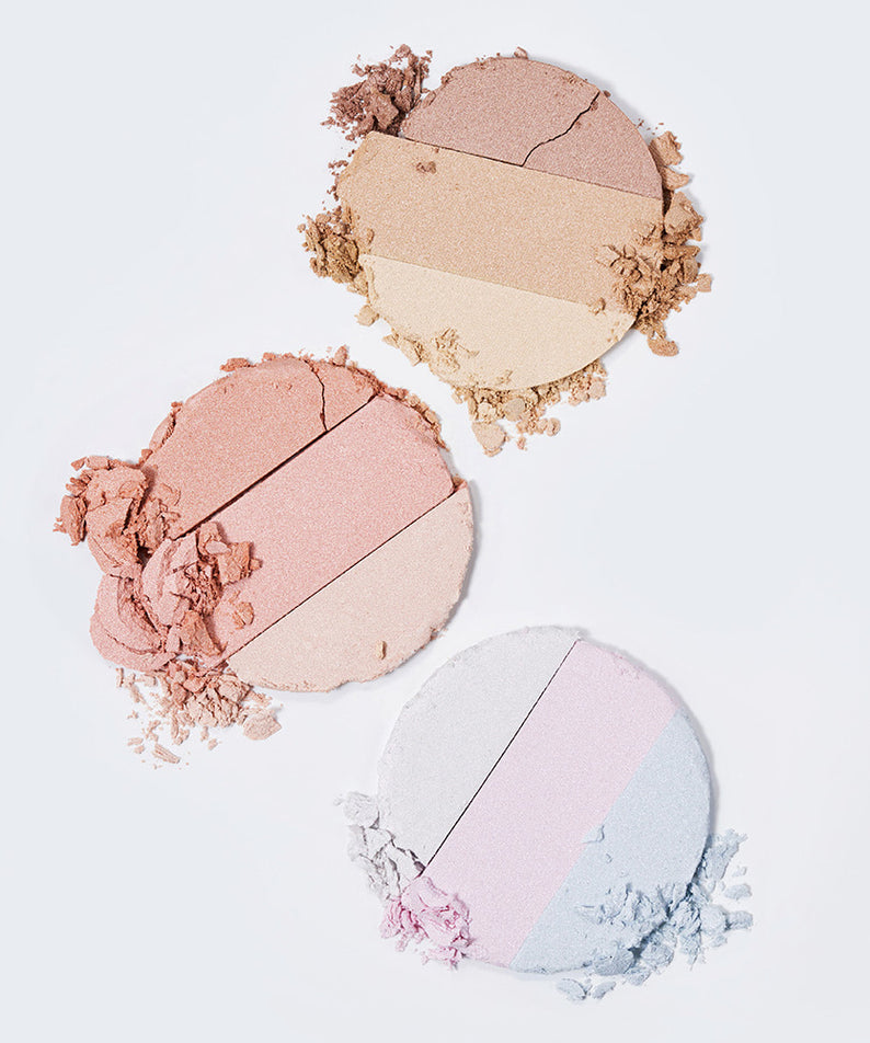 TOO COOL FOR SCHOOL Art Class By Rodin Highlighter : poudres éclaircissantes beige, rose et bleu sur fond clair.