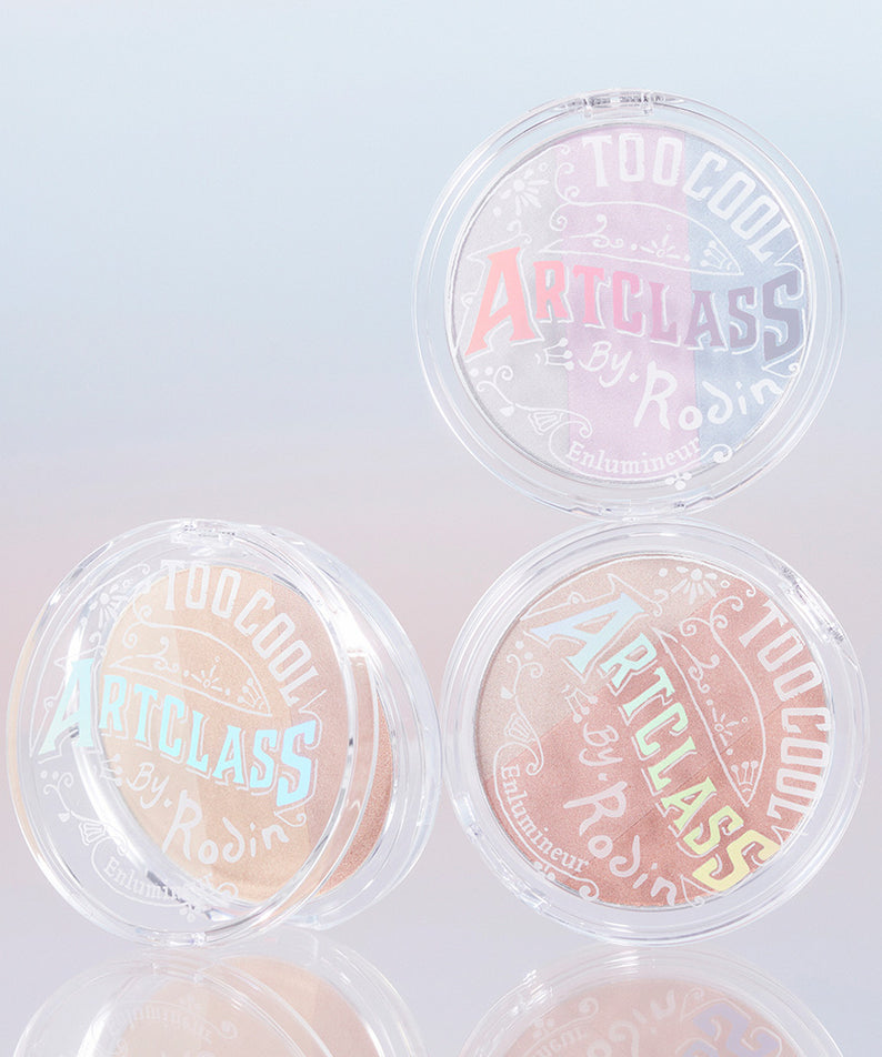 Décris l'image en français : TOO COOL FOR SCHOOL Art Class By Rodin Highlighter, trois poudres en boîtiers, décor rose.