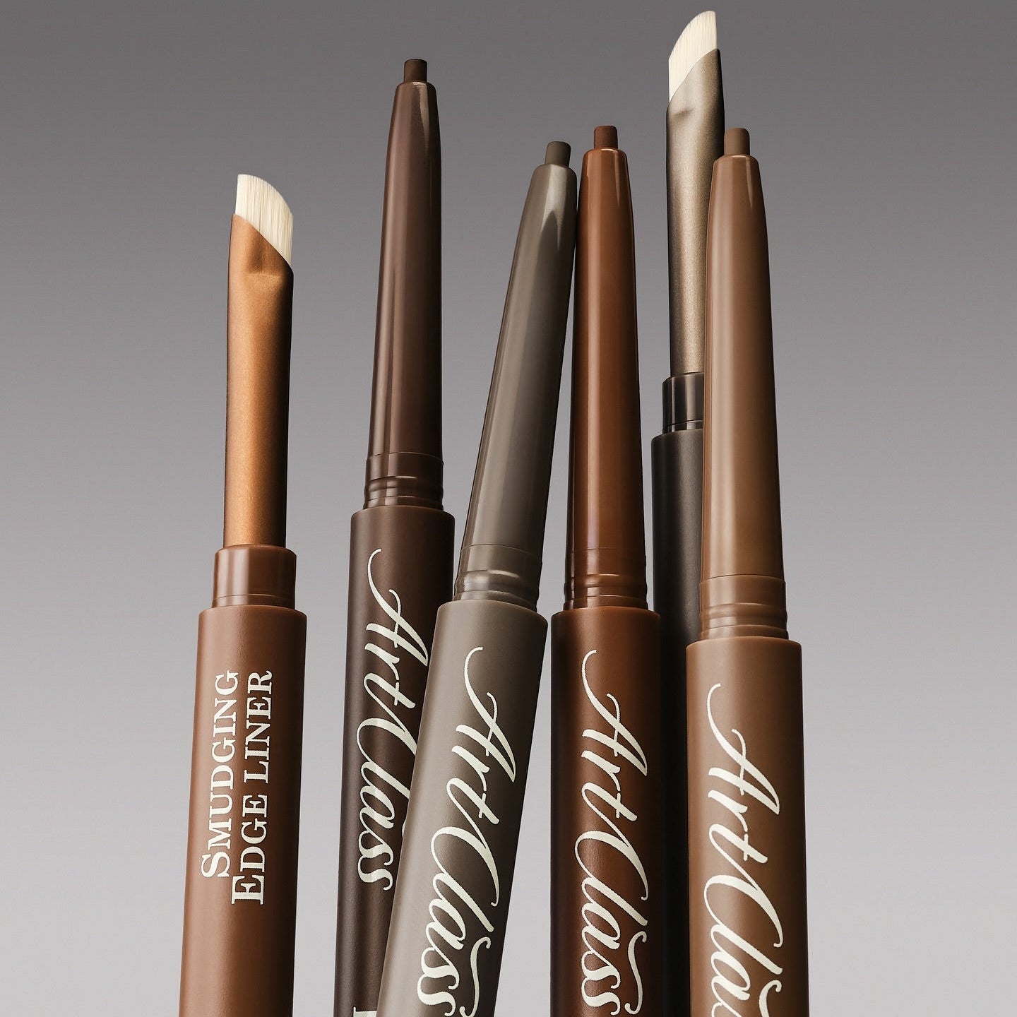 TOO COOL FOR SCHOOL Art Class Smudging Edge Liner : crayons maquillage sur fond gris, détail des embouts en contexte art.