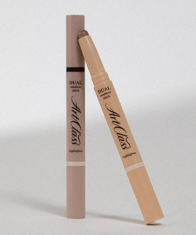 TOO COOL FOR SCHOOL By Rodin Dual Contour Stick sur fond blanc, maquillage pour sculpter et illuminer le visage, duo contour highlighter.