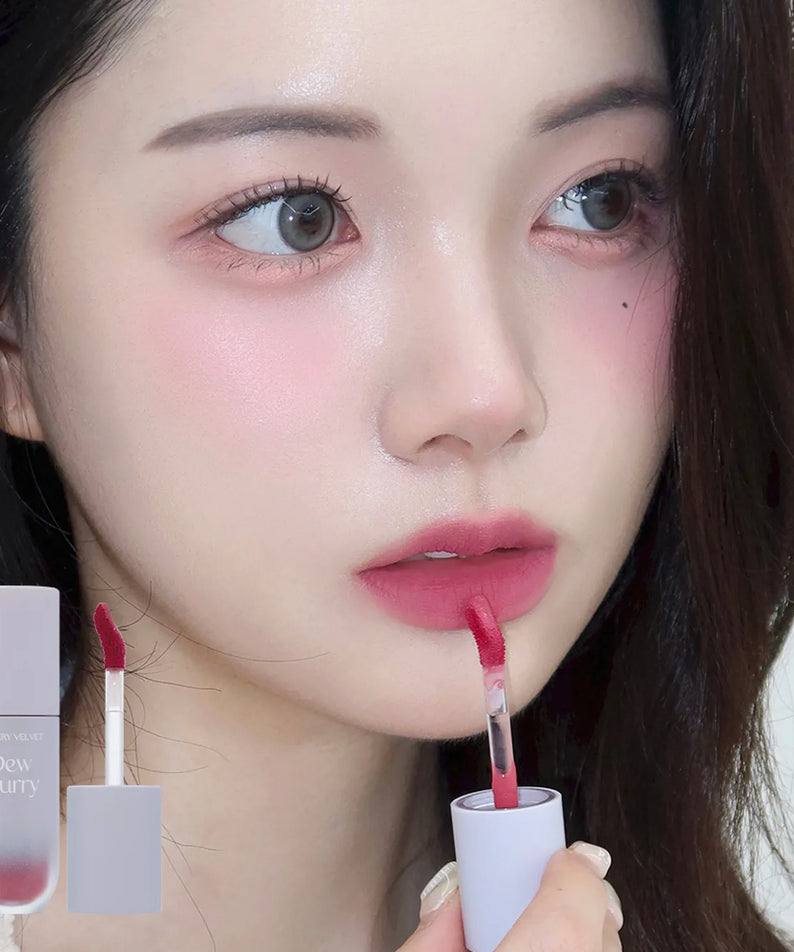 Application du rouge à lèvres TOO COOL FOR SCHOOL Dew Blurry Tint pour un effet flouté et lumineux sur une peau éclatante.