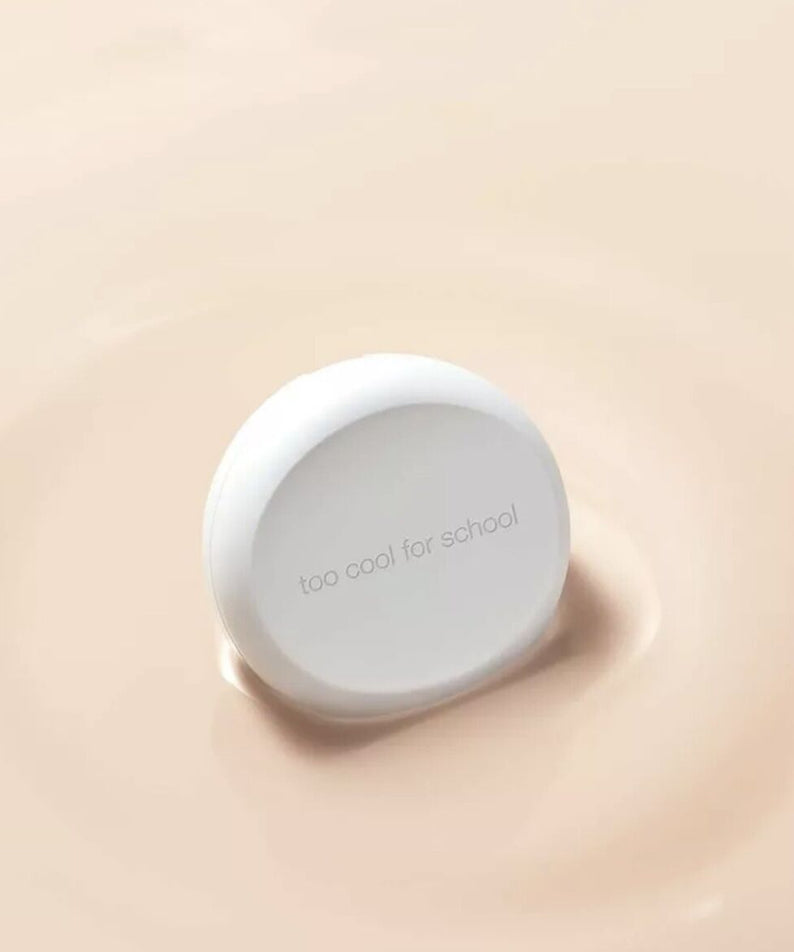 TOO COOL FOR SCHOOL Fixing Cover Cushion (Main Product + Refill) posé dans un fond beige élégant