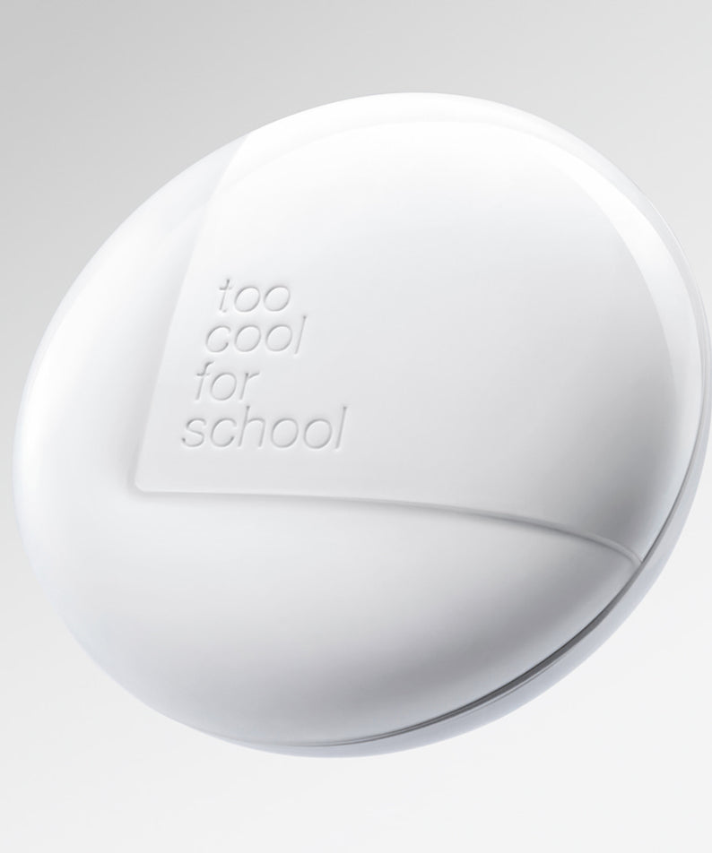 TOO COOL FOR SCHOOL Fixing Cover Fit Cushion [Product + Refill] : coussin compact blanc sur fond clair, vue rapprochée.
