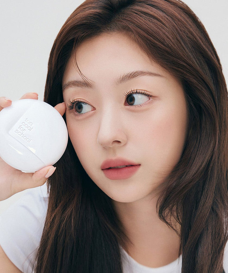 TOO COOL FOR SCHOOL Fixing Cover Fit Cushion [Product + Refill], jeune femme montre le cushion compact blanc, maquillage naturel