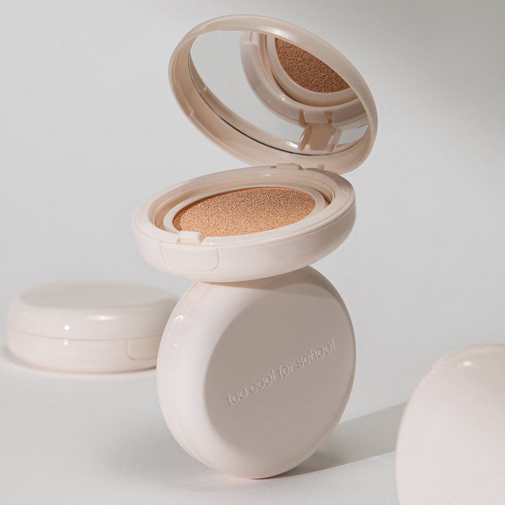 TOO COOL FOR SCHOOL Fixing Dew Cushion [Main Product + Refill] : compact beige ouvert, contexte cosmétique sur fond clair.