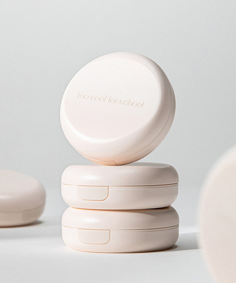 TOO COOL FOR SCHOOL Fixing Nude Fit Cushion [Product + Refill], coussin nude sur fond clair, boîtiers empilés.