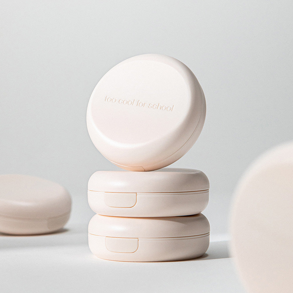TOO COOL FOR SCHOOL Fixing Nude Fit Cushion [Product + Refill], coussin nude sur fond clair, boîtiers empilés.