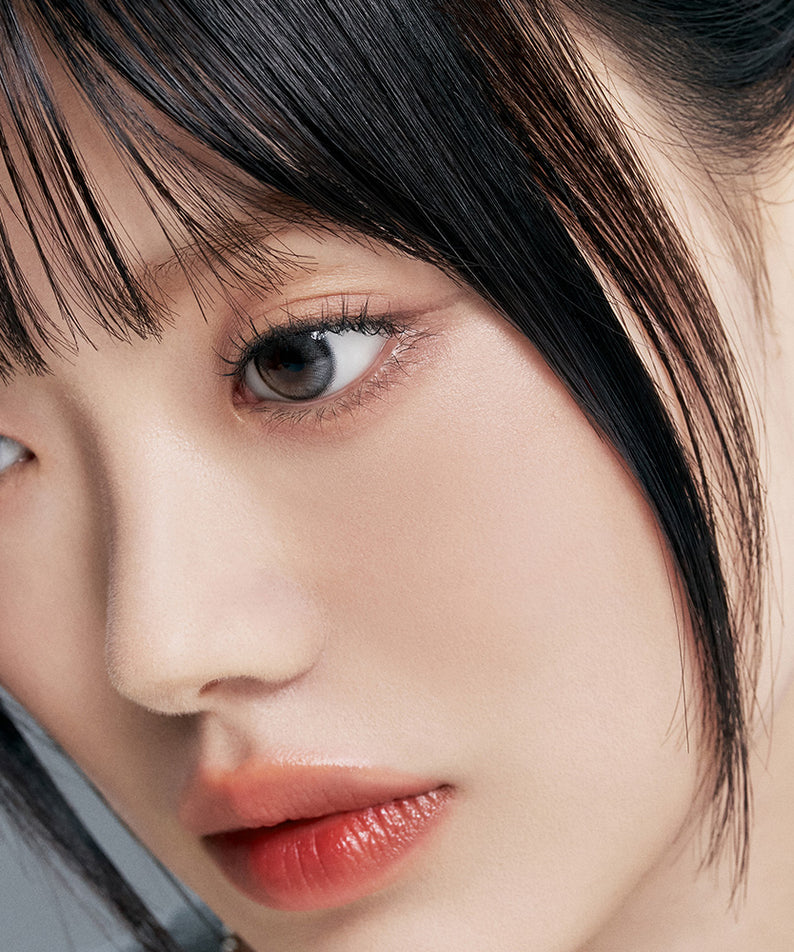 TOO COOL FOR SCHOOL Fixing Nude Fit Cushion [Product + Refill] sur peau, gros plan maquillage nude, visage de femme