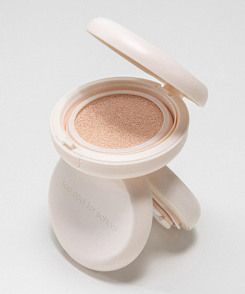TOO COOL FOR SCHOOL Fixing Nude Fit Cushion [Product + Refill] : coussin beige ouvert, visuel maquillage sur fond clair.