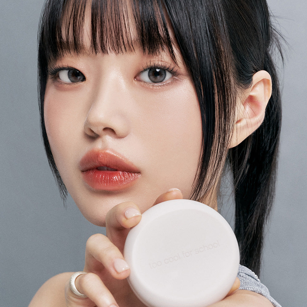 TOO COOL FOR SCHOOL Fixing Nude Fit Cushion [Product + Refill] sur visage, coussin maquillage, pack blanc, portrait studio
