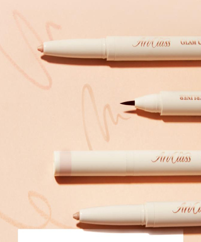 TOO COOL FOR SCHOOL Glam Under Liner sur fond pêche, produits de maquillage élégants avec applicateurs précis.