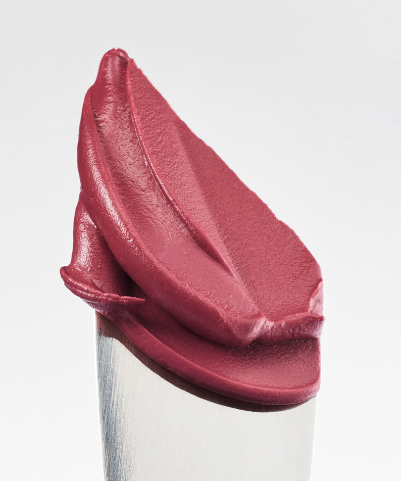 TOO COOL FOR SCHOOL Sway Lip Velvet, texture satinée rouge sur manche de maquillage, fond clair, gros plan.