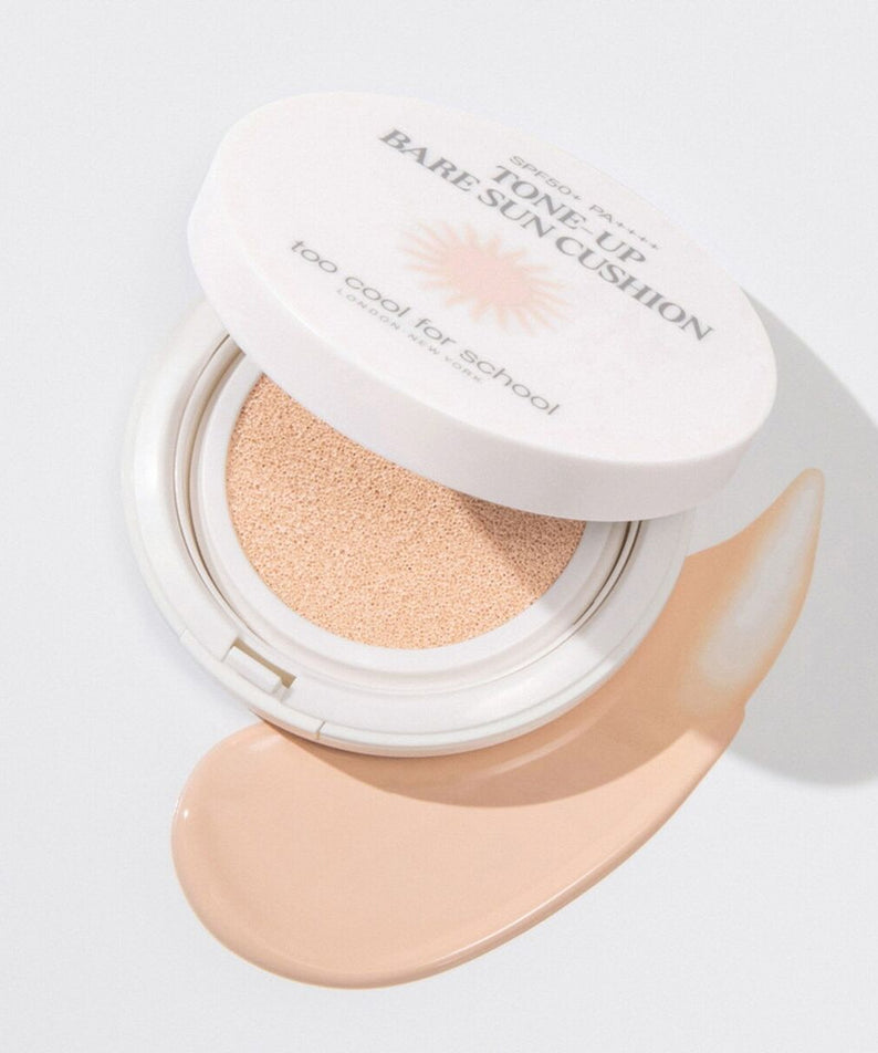 Coussin solaire TOO COOL FOR SCHOOL Tone Up Bear Sun Cushion ouvert avec swatch beige, produit de beauté innovant en évidence.