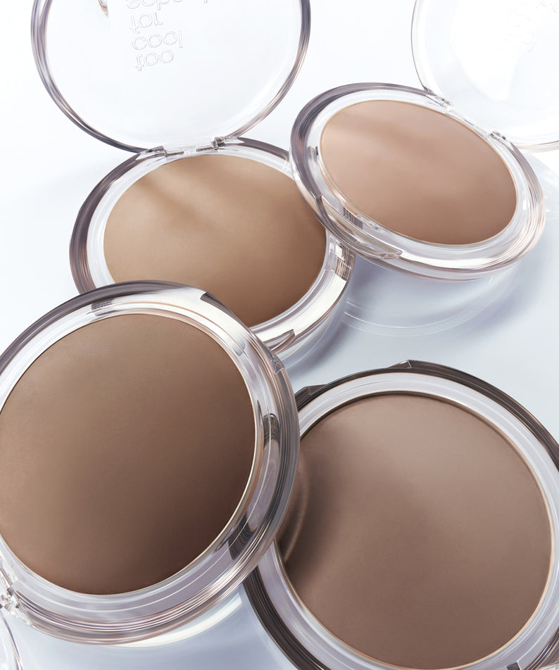 TOO COOL FOR SCHOOL Veiled Contour, poudre crème contour dans boîtiers ouverts sur fond blanc, maquillage.
