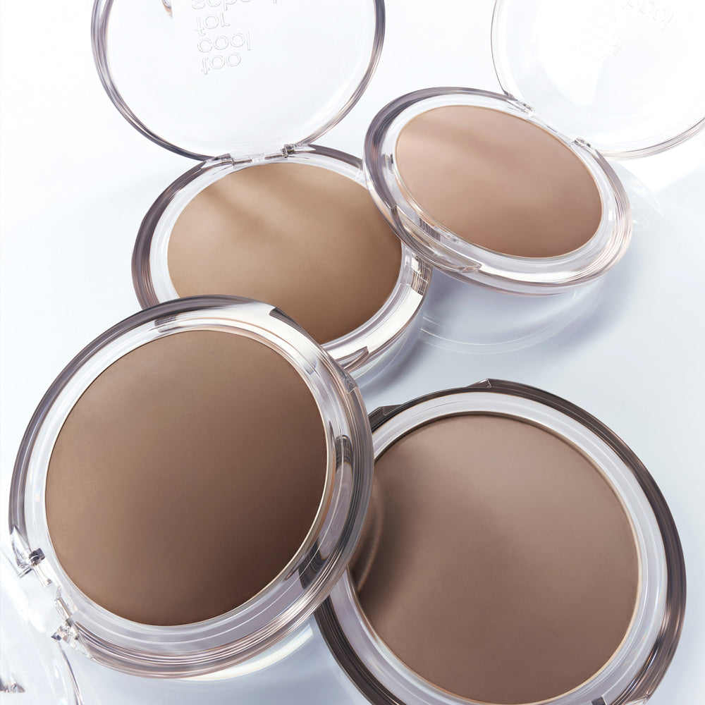 TOO COOL FOR SCHOOL Veiled Contour, poudre crème contour dans boîtiers ouverts sur fond blanc, maquillage.