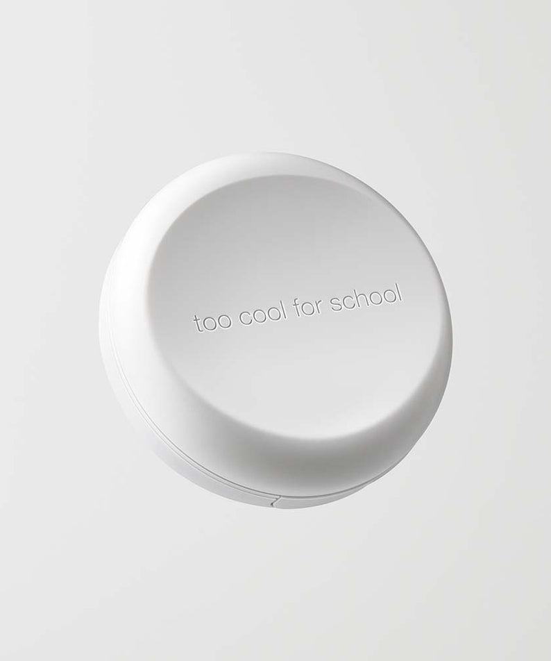 TOO COOL FOR SCHOOL Art Class Fixing Cover Cushion en boîte blanche minimaliste