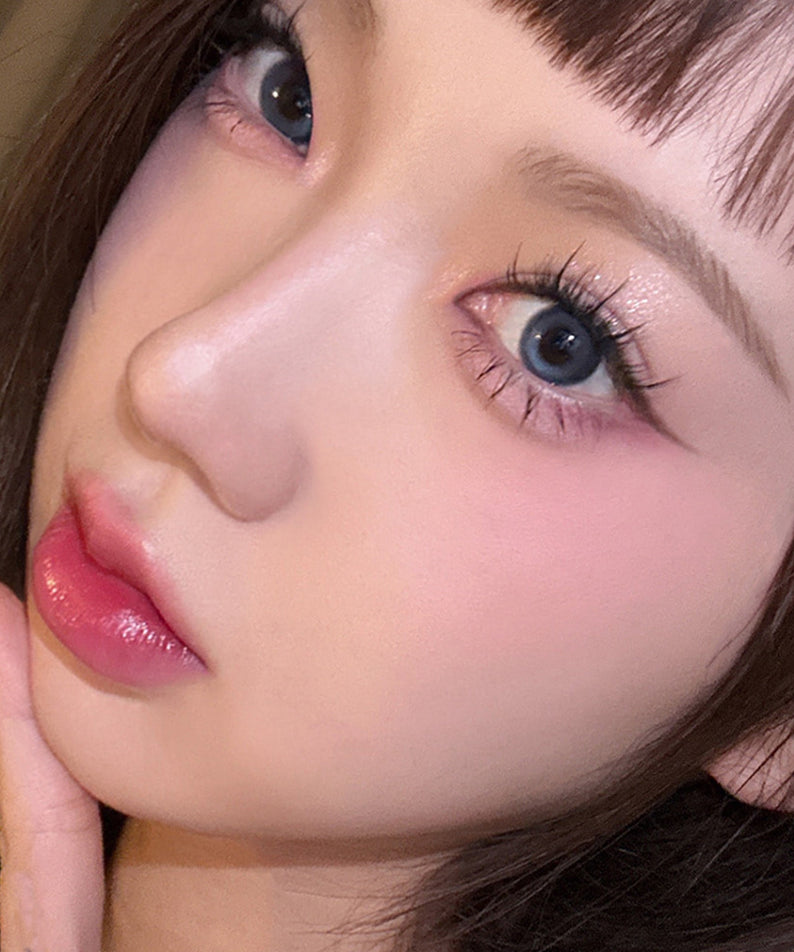 Maquillage œil glamour avec TOO COOL FOR SCHOOL Art Class Smudging Team Liner sur jeune femme au teint naturel et lèvres roses.