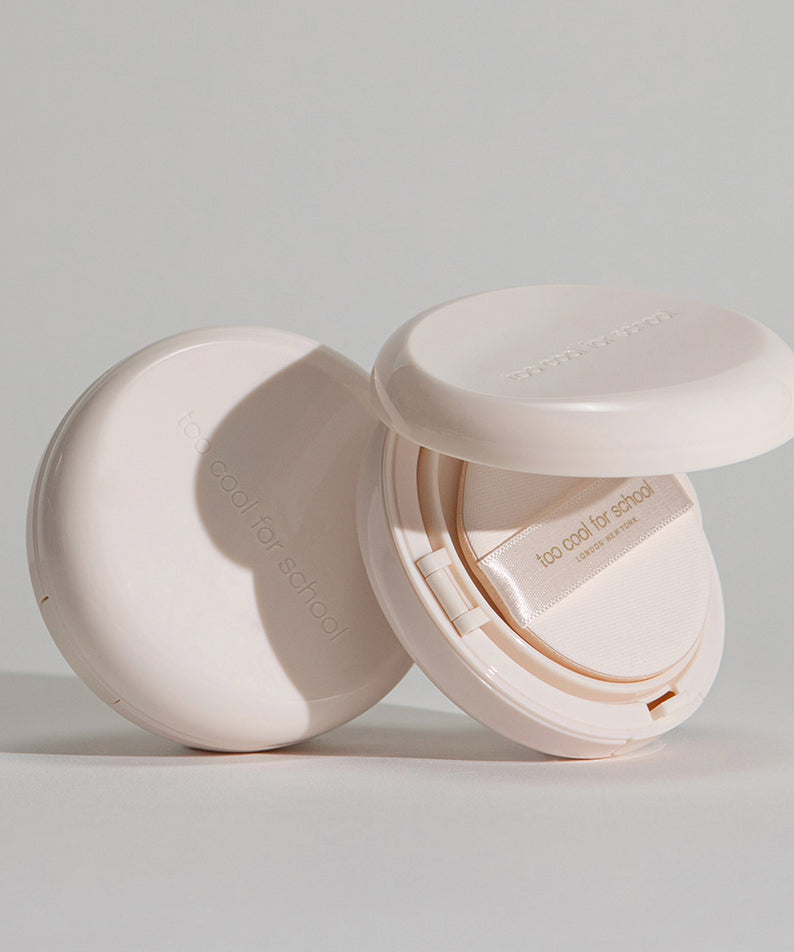 Coussin de maquillage TOO COOL FOR SCHOOL Fixing Dew Cushion [Main Product + Refill] avec boîtier ouvert, prix des revendeurs.