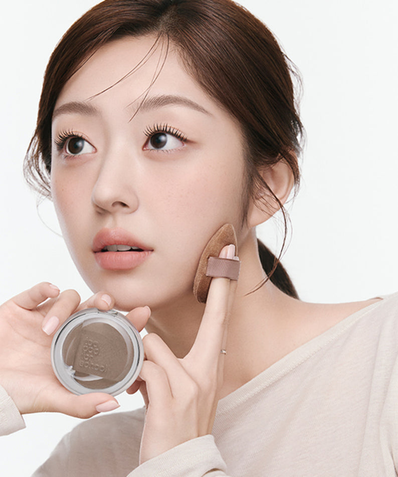 Femme appliquant TOO COOL FOR SCHOOL Veiled Contour pour un look naturel et élégant.