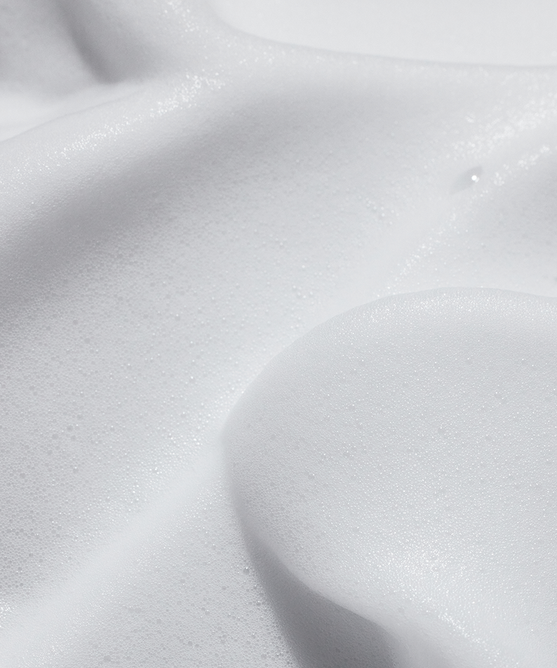 Texture onctueuse de TOOQ Creamy Cleansing Pump 250ml, mousse blanche luxueuse pour un nettoyage en douceur.