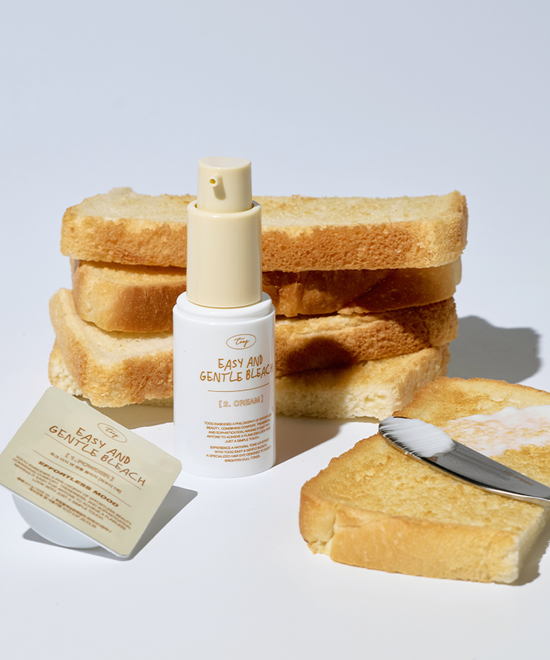 TOOQ Easy And Gentle Bleach de la marque TOOQ, flacon sur pain et étiquette, contexte visuel cuisine blanche