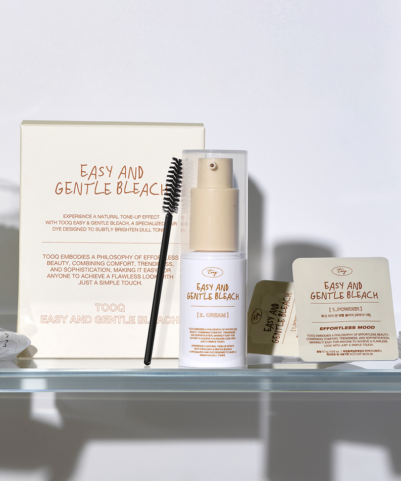 TOOQ Easy And Gentle Bleach, flacon et coffret sur étagère blanche, décor salle de bain minimaliste, marque TOOQ.
