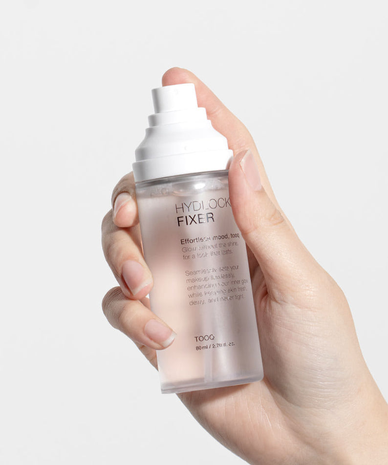 TOOQ Hydrock Fixer 80ml de la marque TOOQ, flacon tenu en main sur fond blanc, produit cosmétique.