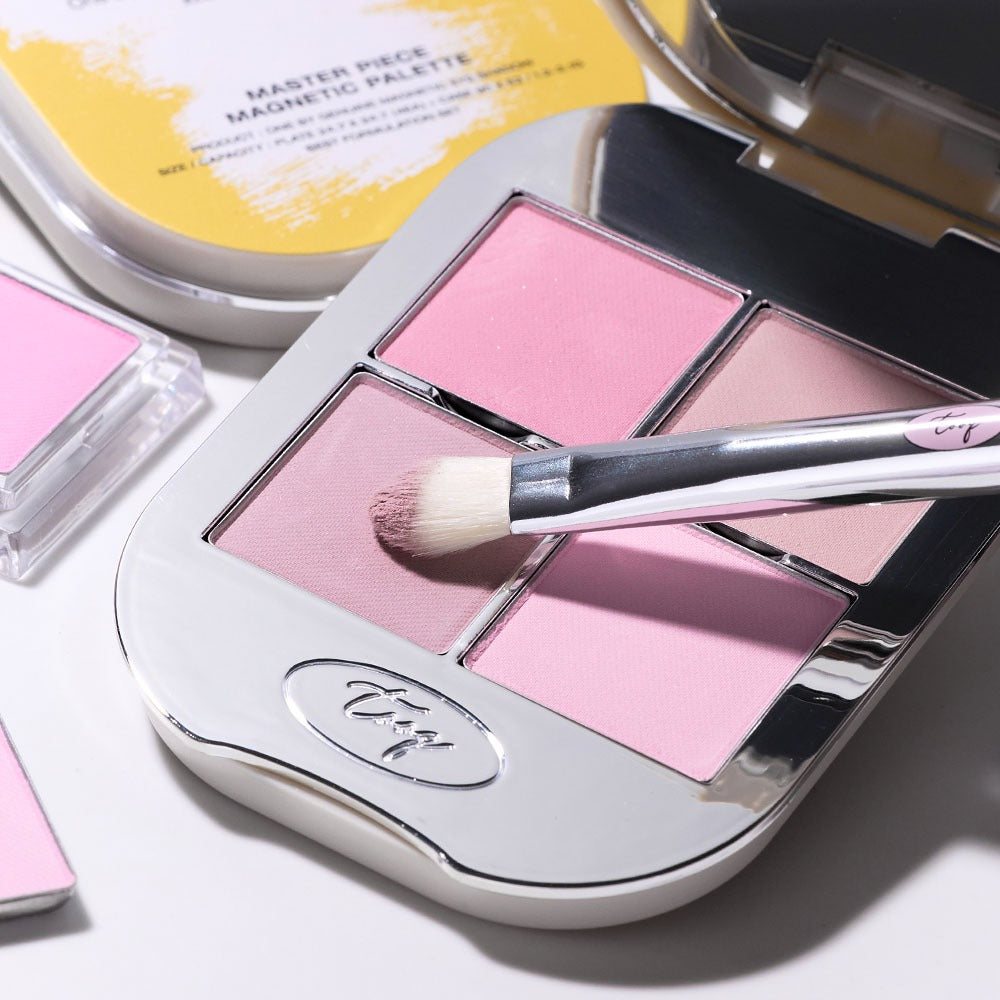 TOOQ Master Piece Face Shadow Palette de la marque TOOQ, palette visage rose avec pinceau maquillage, gros plan studio.