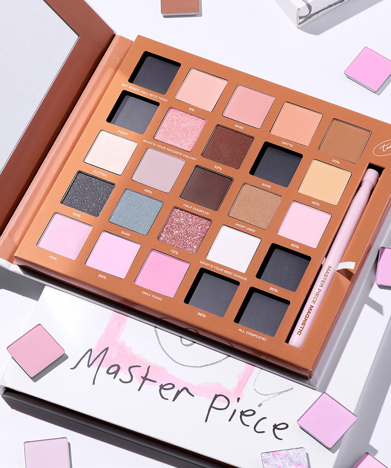 TOOQ One by Genuine Magnetic Shadow 25-Color Palette, palette maquillage magnétique TOOQ, tons nude/rose sur fond clair.