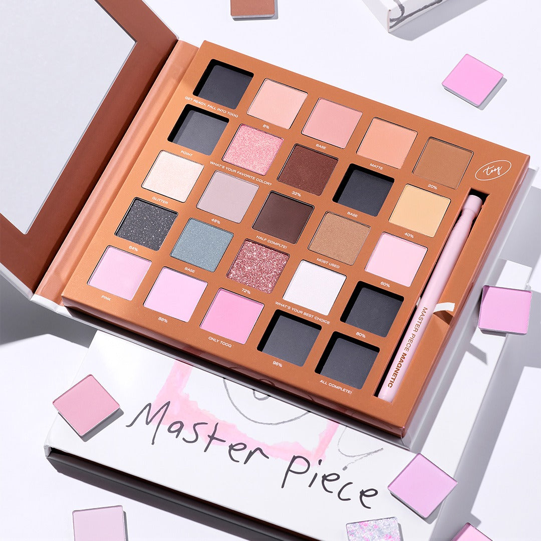 TOOQ One by Genuine Magnetic Shadow 25-Color Palette, palette maquillage magnétique TOOQ, tons nude/rose sur fond clair.