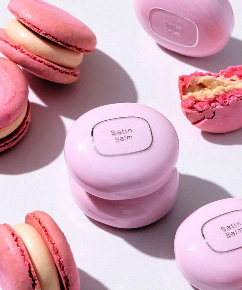 TOOQ Satin Peach Blossom, baumes et coques roses, macarons en fond, marque TOOQ, contexte visuel gourmand et lumineux.