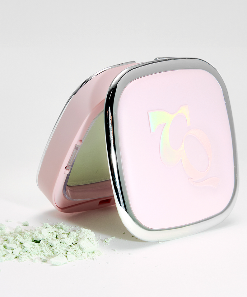 Boîtier élégant et poudre verte de TOOQ Water Color Petal Powder pour un maquillage parfait.