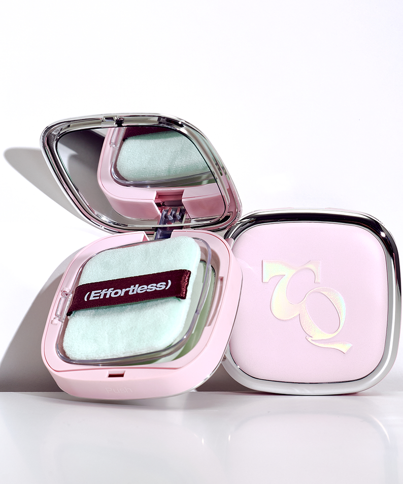 TOOQ Water Color Petal Powder dans son étui rose élégant, capteur de lumière pour un maquillage subtil et raffiné en toute simplicité.