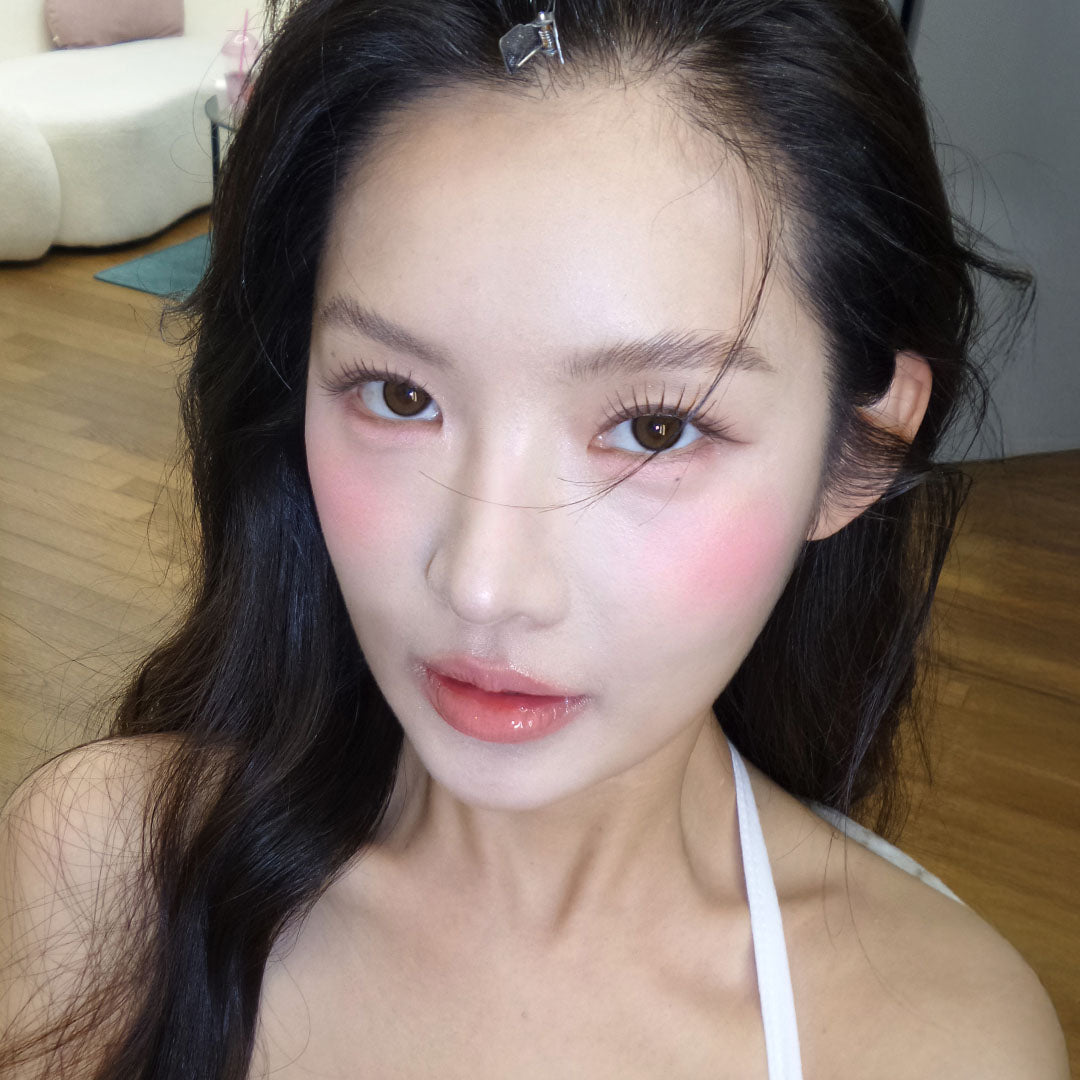 TOOQ Water Cream & Likurim Watercolor Blusher 5.5g, sur visage de femme maquillée, marque TOOQ en ambiance lifestyle.