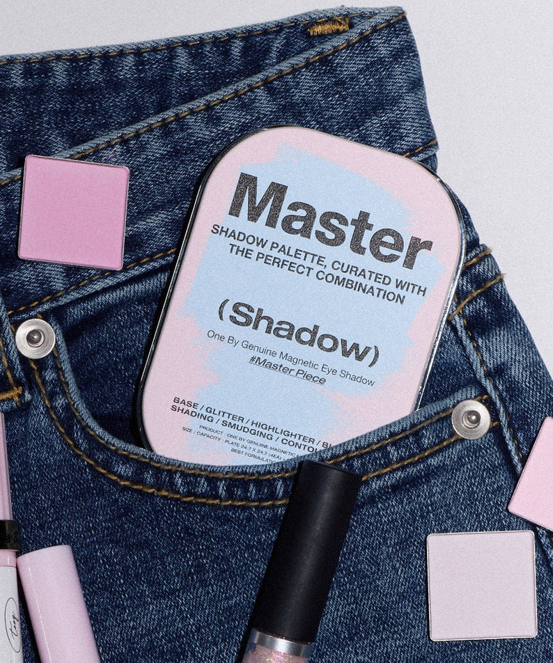 TOOQ Master Piece Face Shadow Palette présentée dans une poche de jean, accompagnée de fards et de produits de beauté.