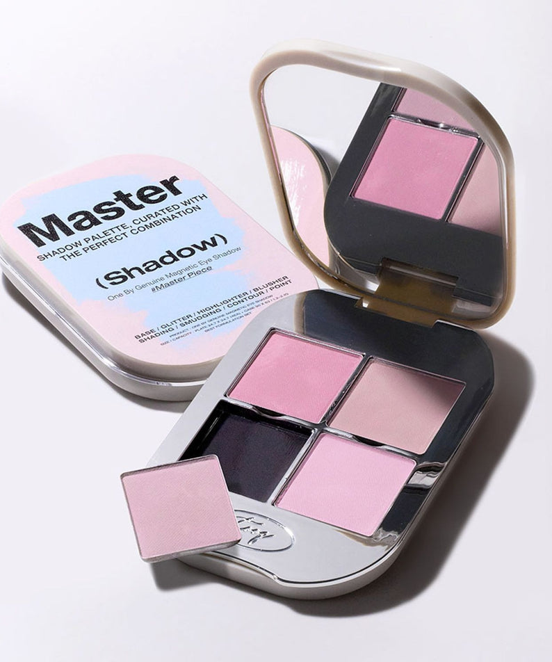 Palette de maquillage TOOQ Master Piece Face Shadow Palette avec nuances roses et miroir intégré.