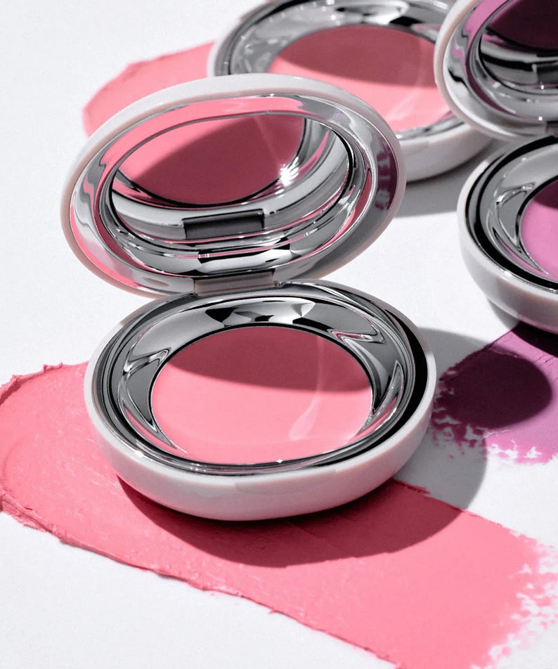 Palette de maquillage TOOQ Satin Peach Blossom avec fard à paupières rose et élégant boîtier argenté.