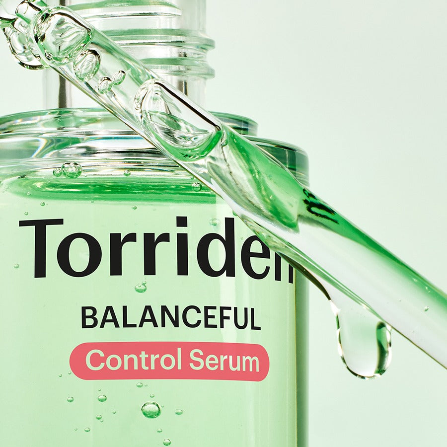 TORRIDEN Balanced Cica Control Serum 50ml, flacon vert et sérum gouttant, fond clair, marque TORRIDEN, ambiance skincare