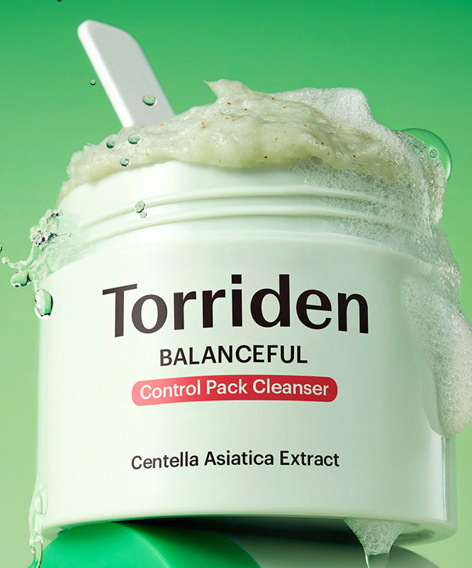 TORRIDEN Balanced Cica Pore Control Pack Cleanser 120g, flacon Torriden sur fond vert, texture moussante et éclaboussures d’eau