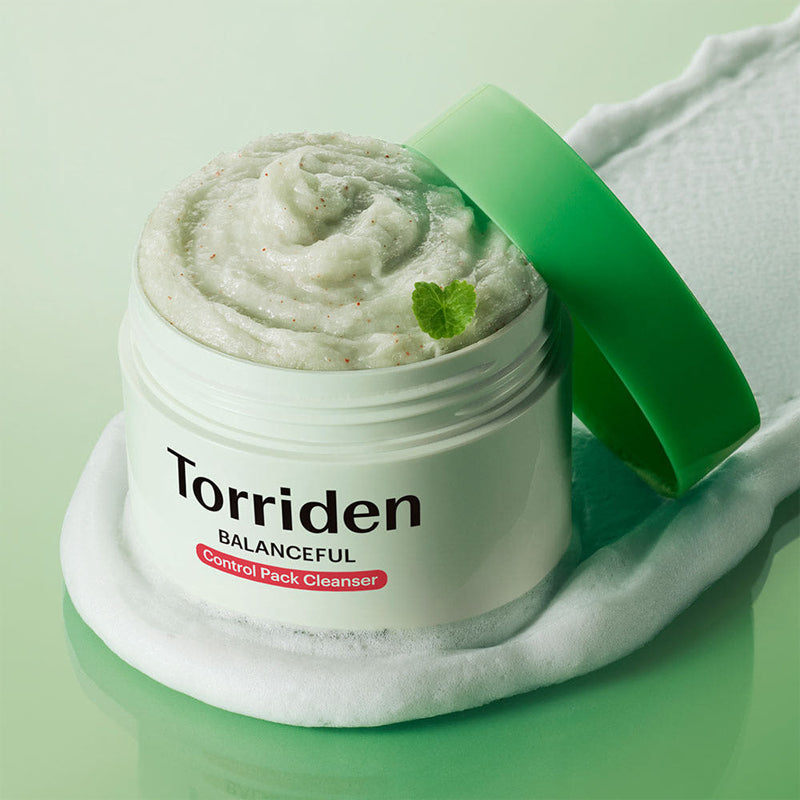 TORRIDEN Balanced Cica Pore Control Pack Cleanser 120g de Torriden, pot vert et crème Cica sur fond pastel, texte produit