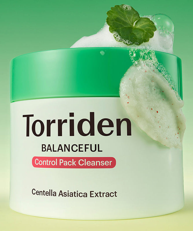 Décris l'image en français : TORRIDEN Balanced Cica Pore Control Pack Cleanser 120g, pot vert, feuilles de cica, mousse.